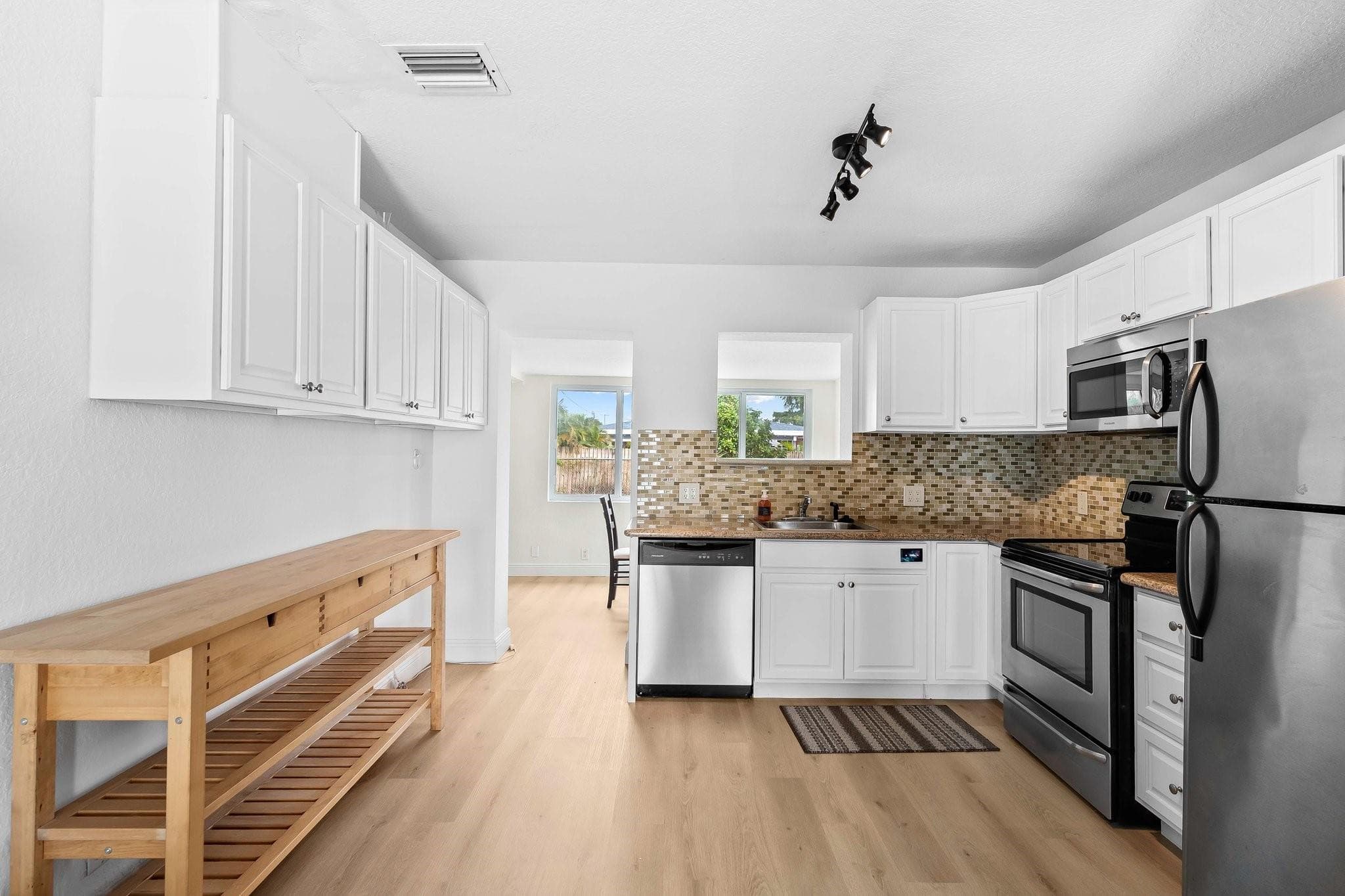 41 NE 46th Street, Oakland Park, FL 33334 — photo 4 of 28