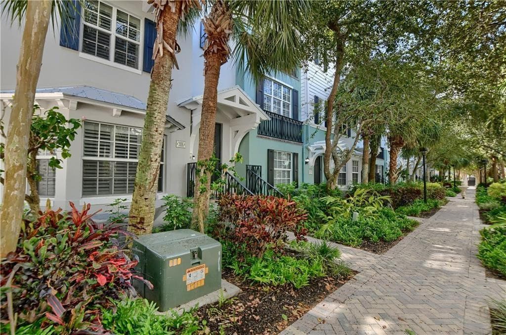 306 E Mallory Circle, Delray Beach, FL 33483 — photo 2 of 36