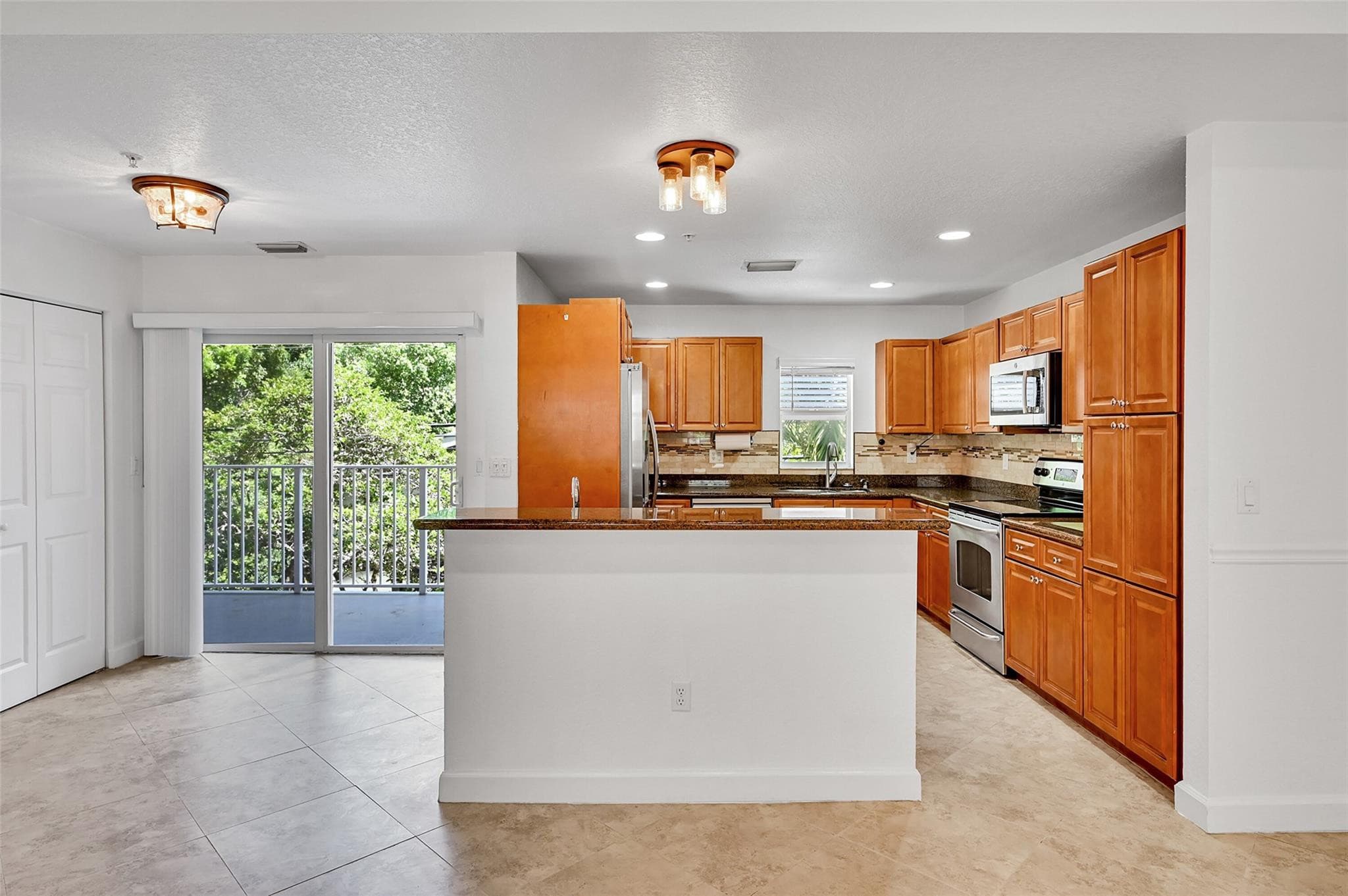 453 NE 1st Street, Pompano Beach, FL 33060 — photo 4 of 54