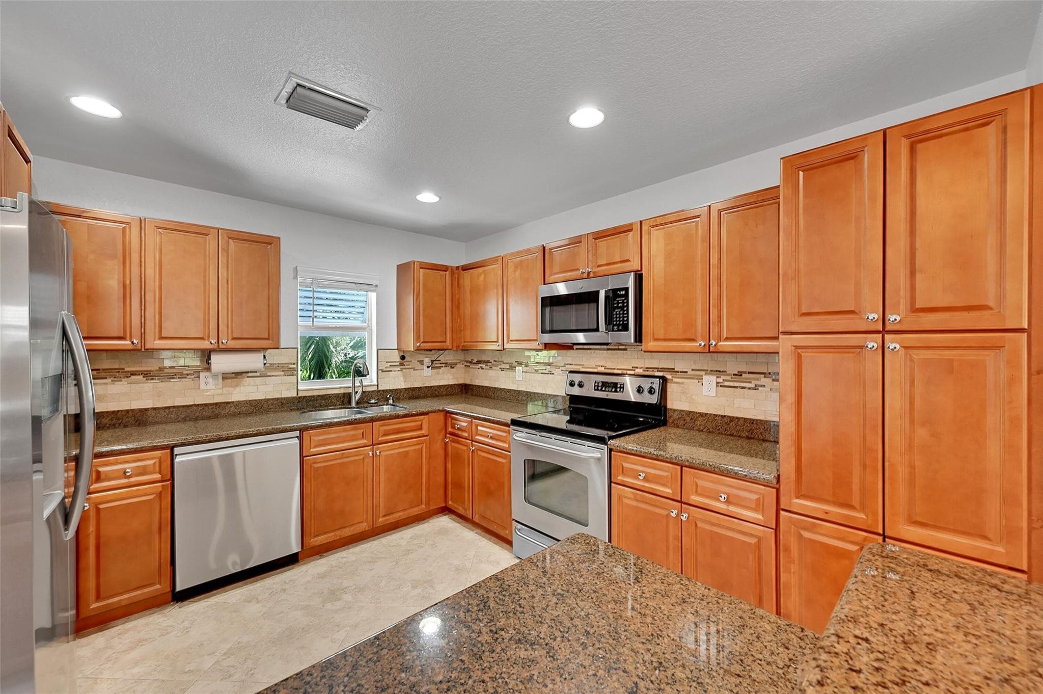 453 NE 1st Street, Pompano Beach, FL 33060 — photo 5 of 54