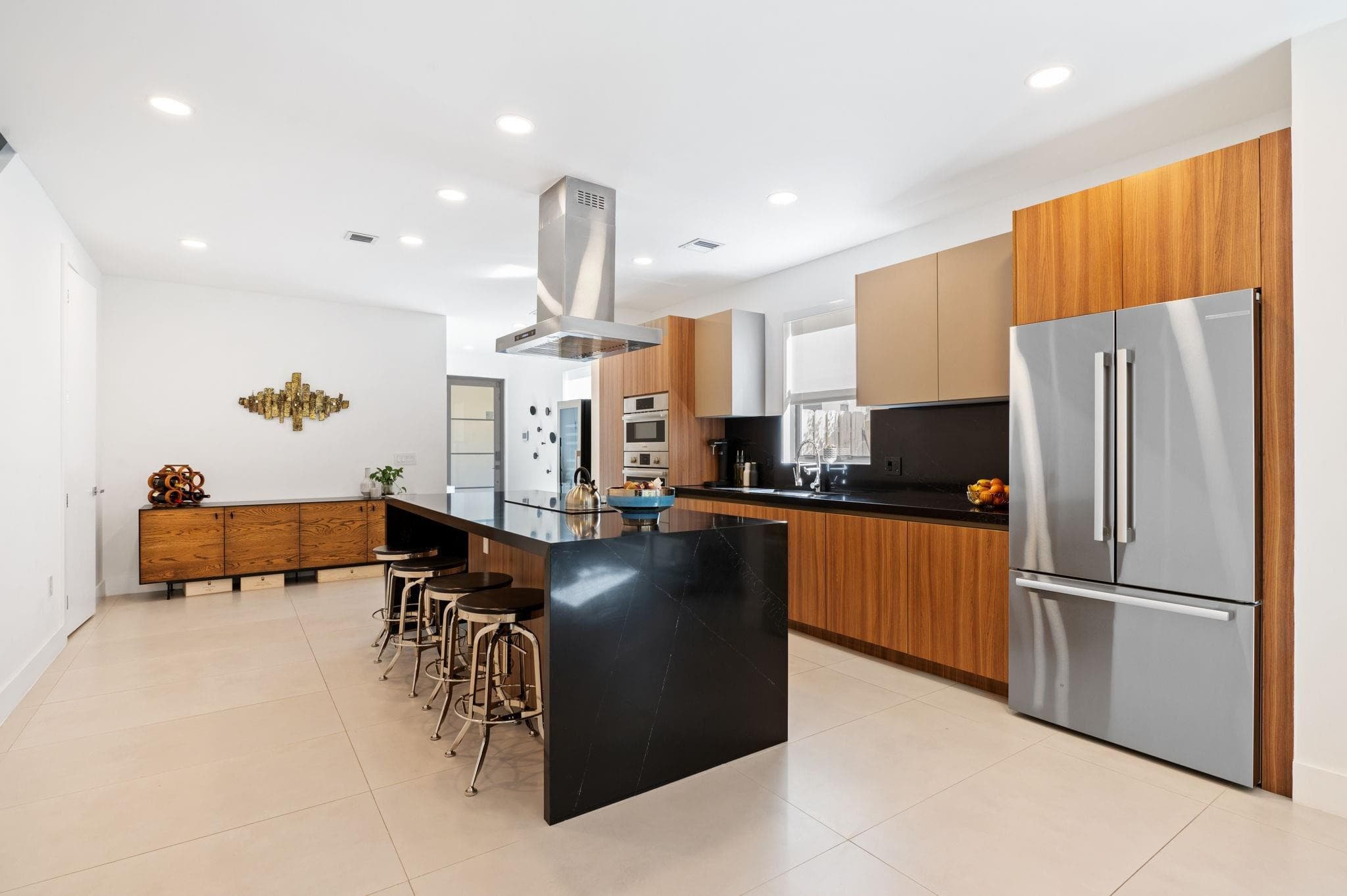 907 NE 16th Avenue, Fort Lauderdale, FL 33304 — photo 3 of 33