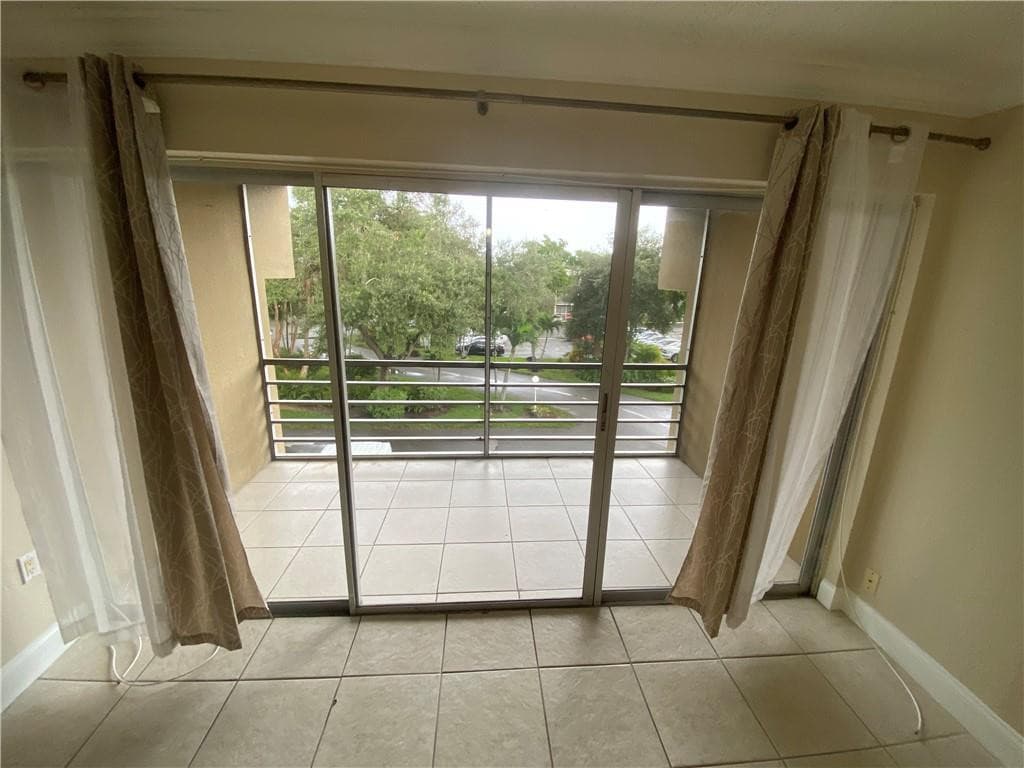 4235 N University Drive 301, Sunrise, FL 33351 — photo 14 of 55