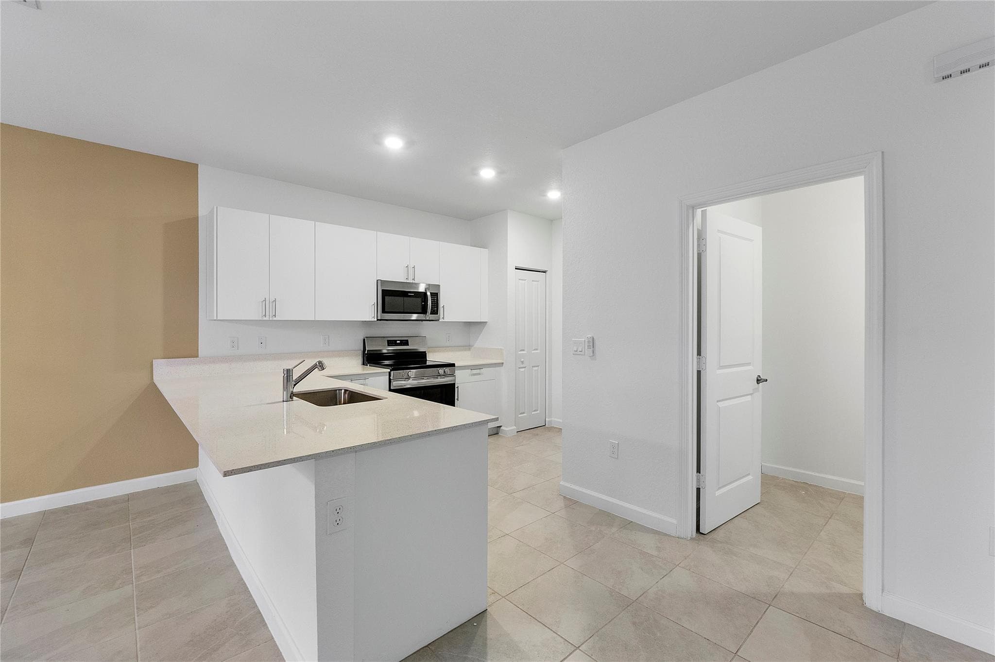 Townhouse in Dania Beach — photo 10 of 50