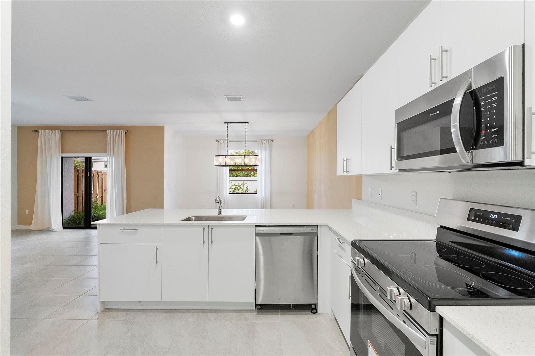 Townhouse in Dania Beach — photo 15 of 50