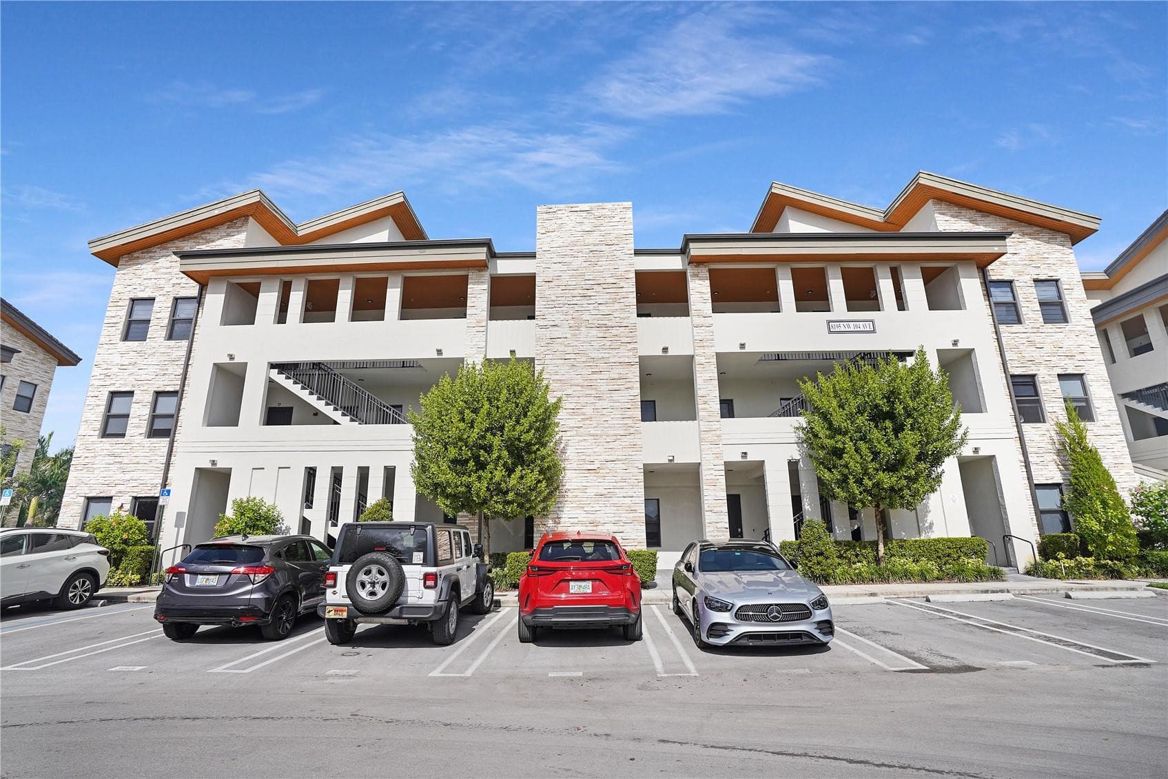 8195 NW 104th Avenue 32, Doral, FL 33178 — photo 1 of 8