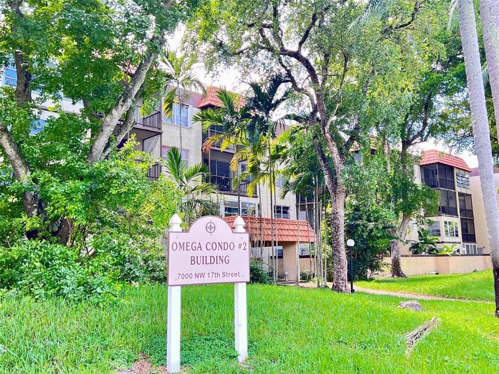 Condominium in Plantation — photo 7 of 22