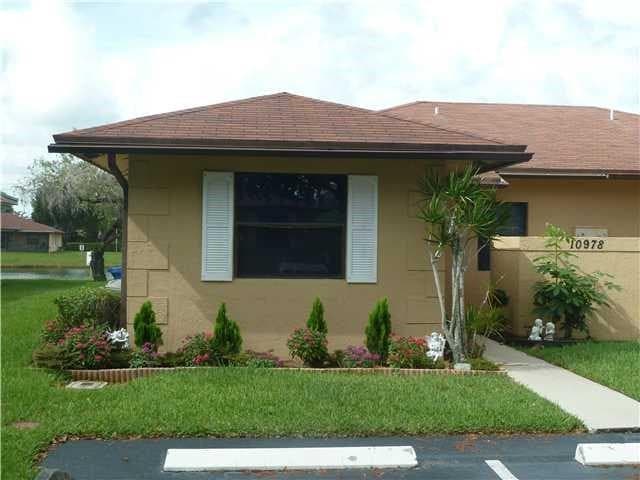 Townhouse in Sunrise — photo 1 of 12