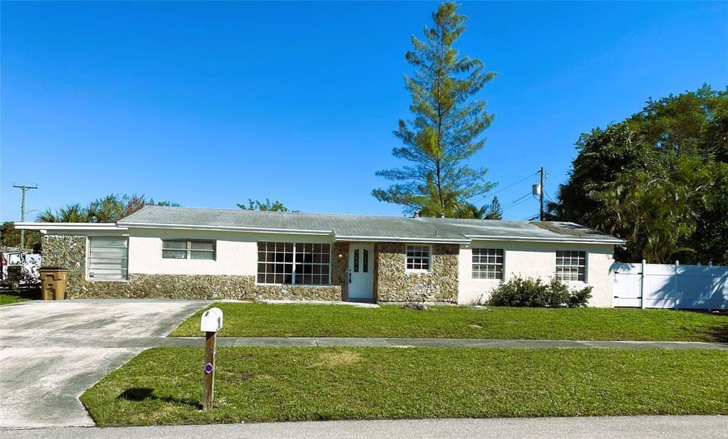 320 NW 4th Avenue 3, Deerfield Beach, FL 33441 — photo 1 of 11
