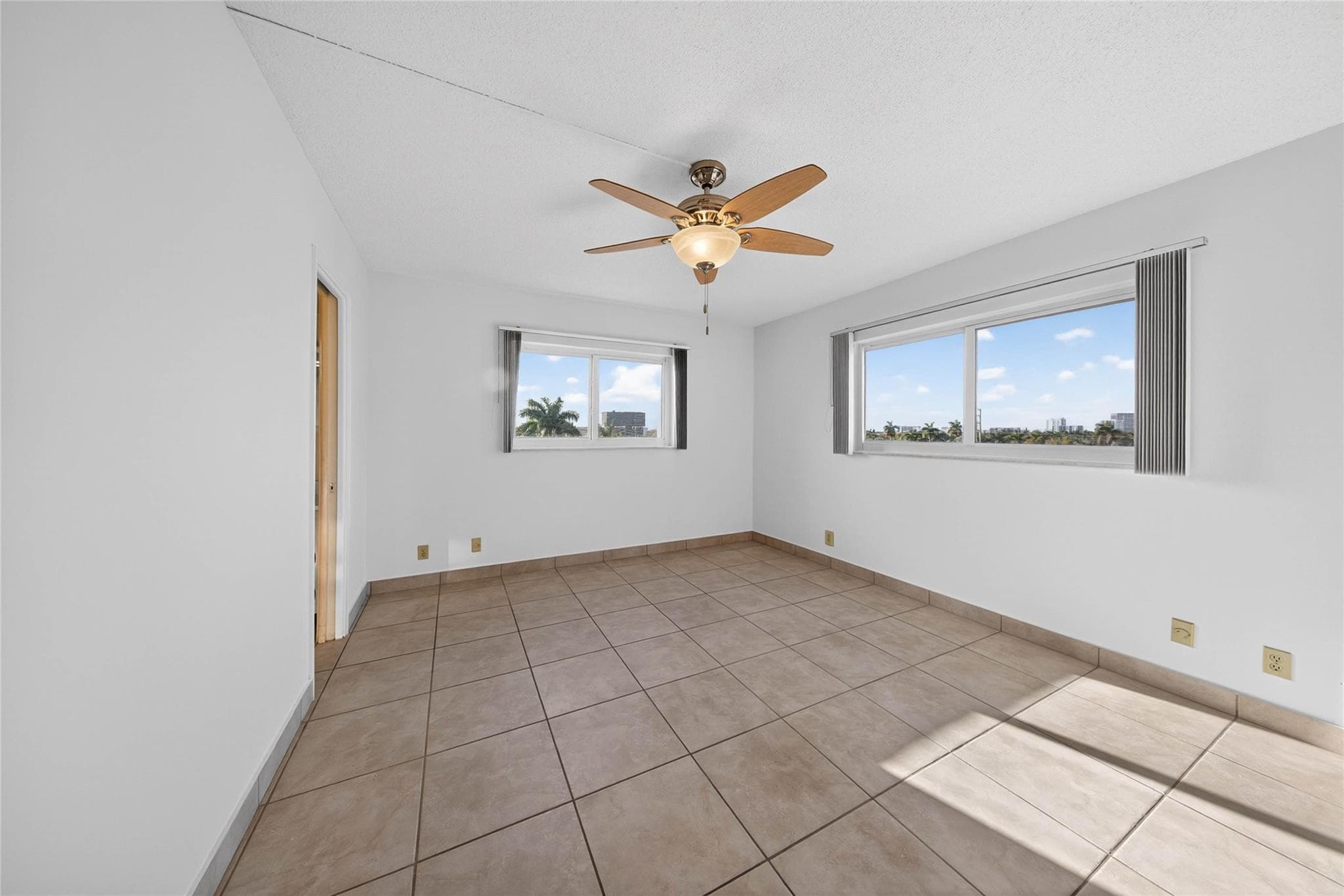 610 NE 12th Avenue 601, Hallandale Beach, FL 33009 — photo 14 of 48