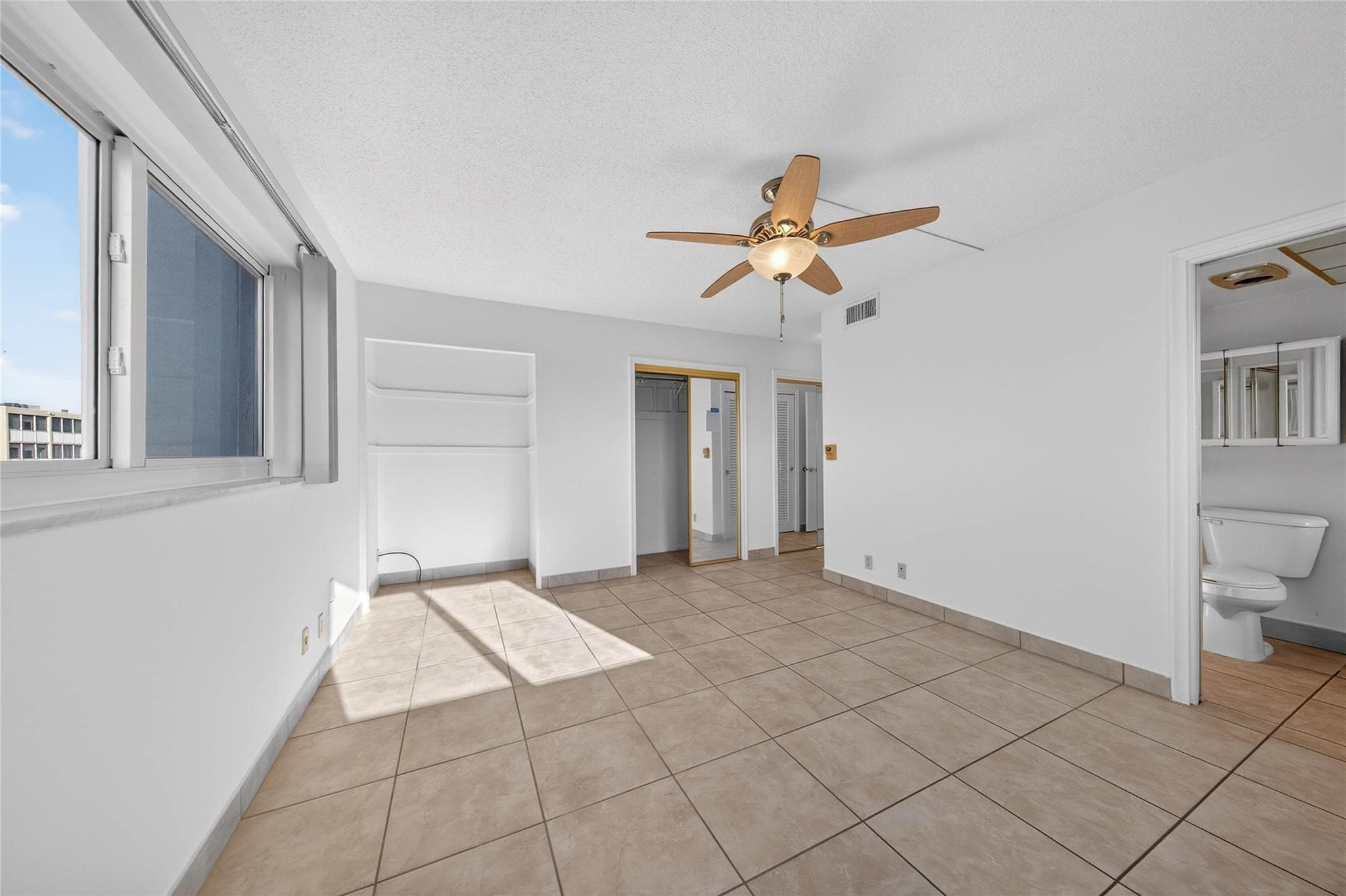 610 NE 12th Avenue 601, Hallandale Beach, FL 33009 — photo 16 of 48