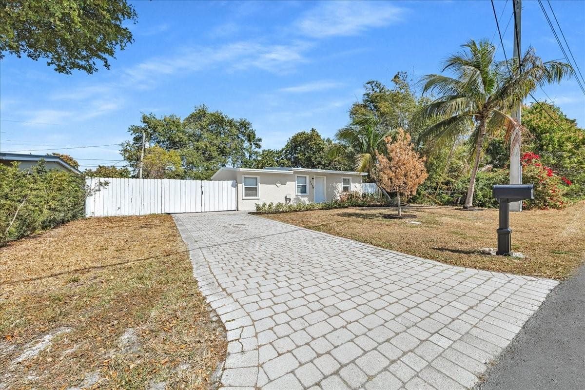 305 NE 8th Street, Pompano Beach, FL 33060 — photo 4 of 39