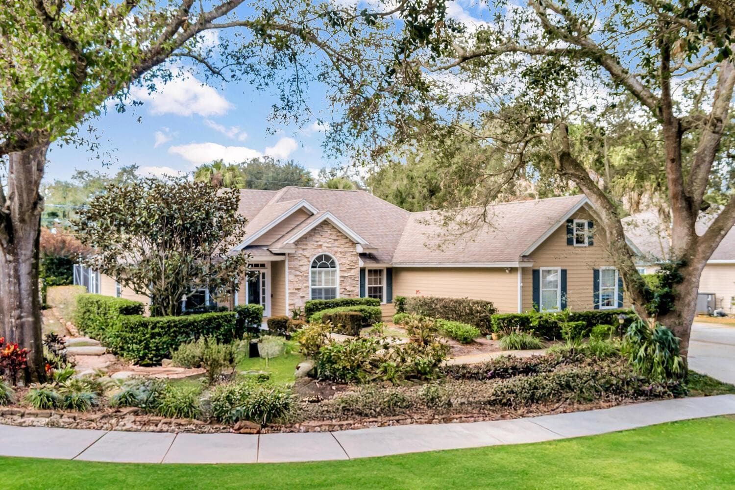 137 38th Court, Vero Beach, FL 32968 — photo 1 of 42