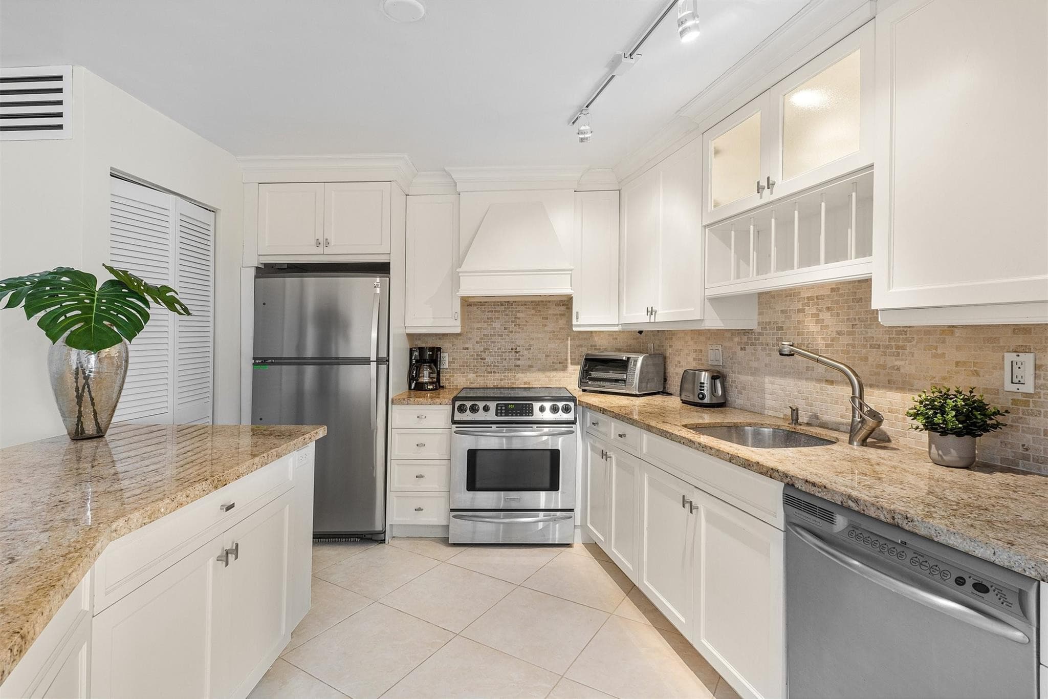 3000 Holiday Drive 1104, Fort Lauderdale, FL 33316 — photo 12 of 32
