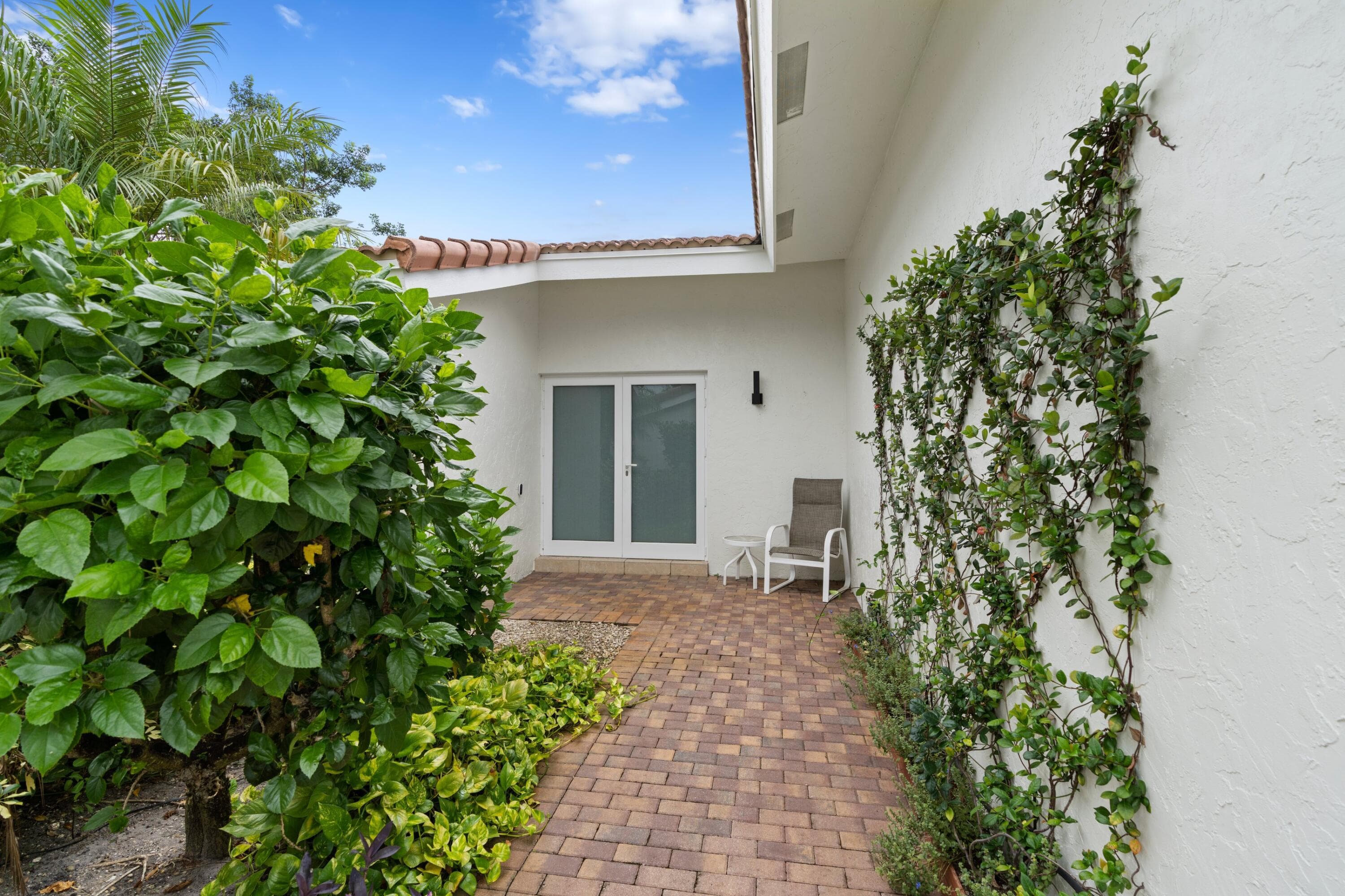 925 Foxpointe Circle, Delray Beach, FL 33445 — photo 2 of 21
