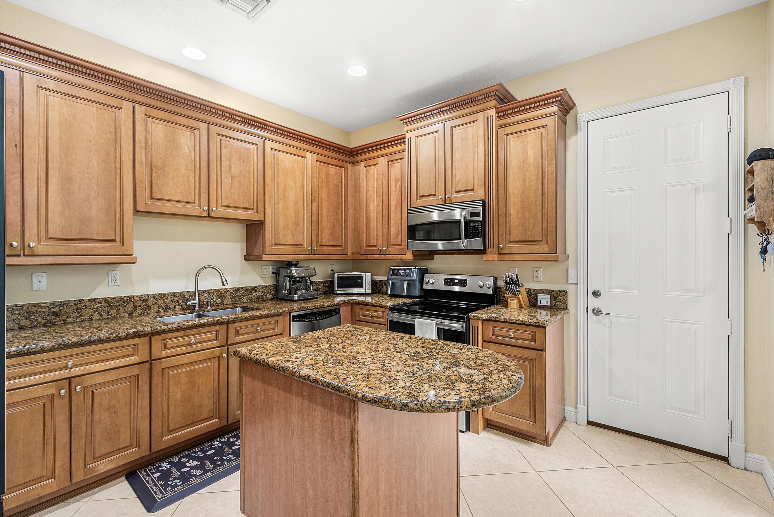 704 NW 83rd Place, Boca Raton, FL 33487 — photo 10 of 37