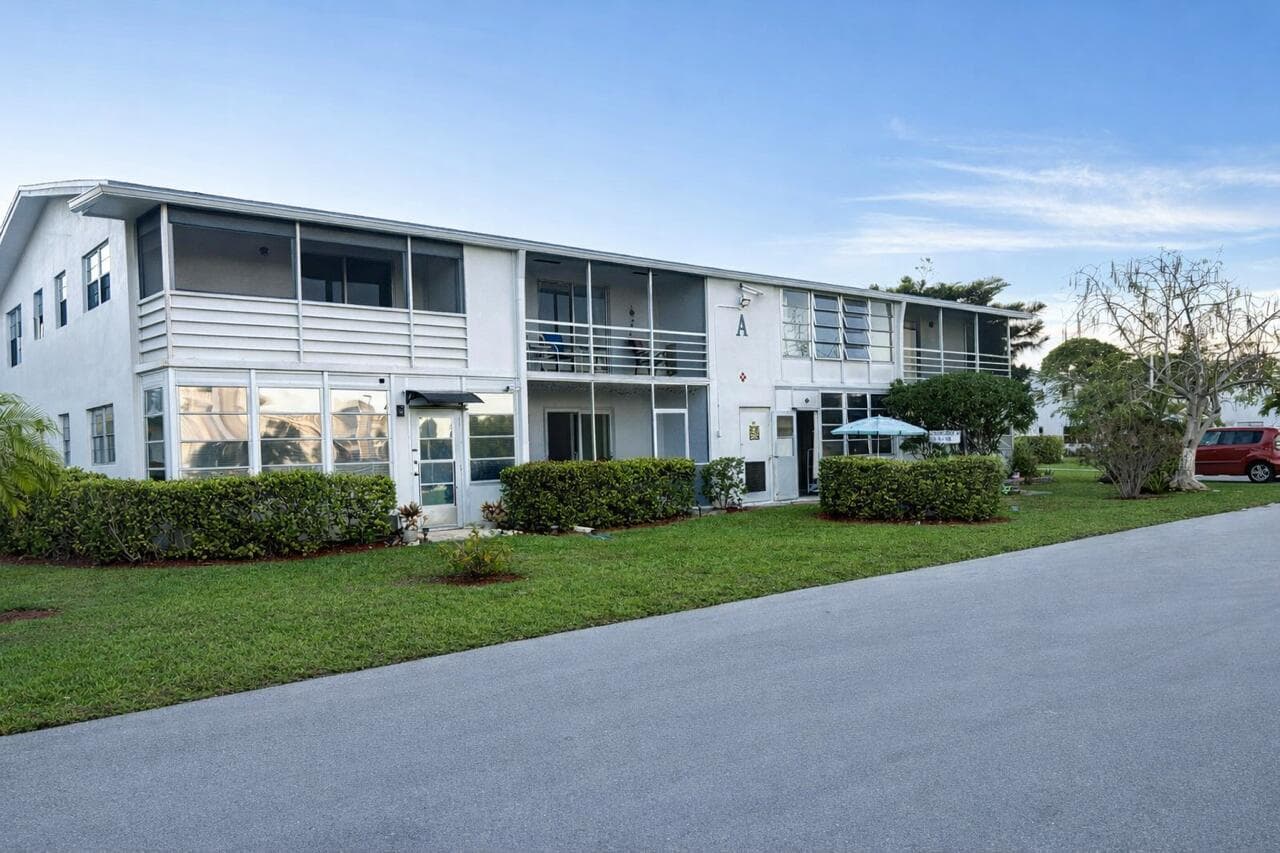 7 Lyndhurst A, Deerfield Beach, FL 33442 — photo 5 of 9