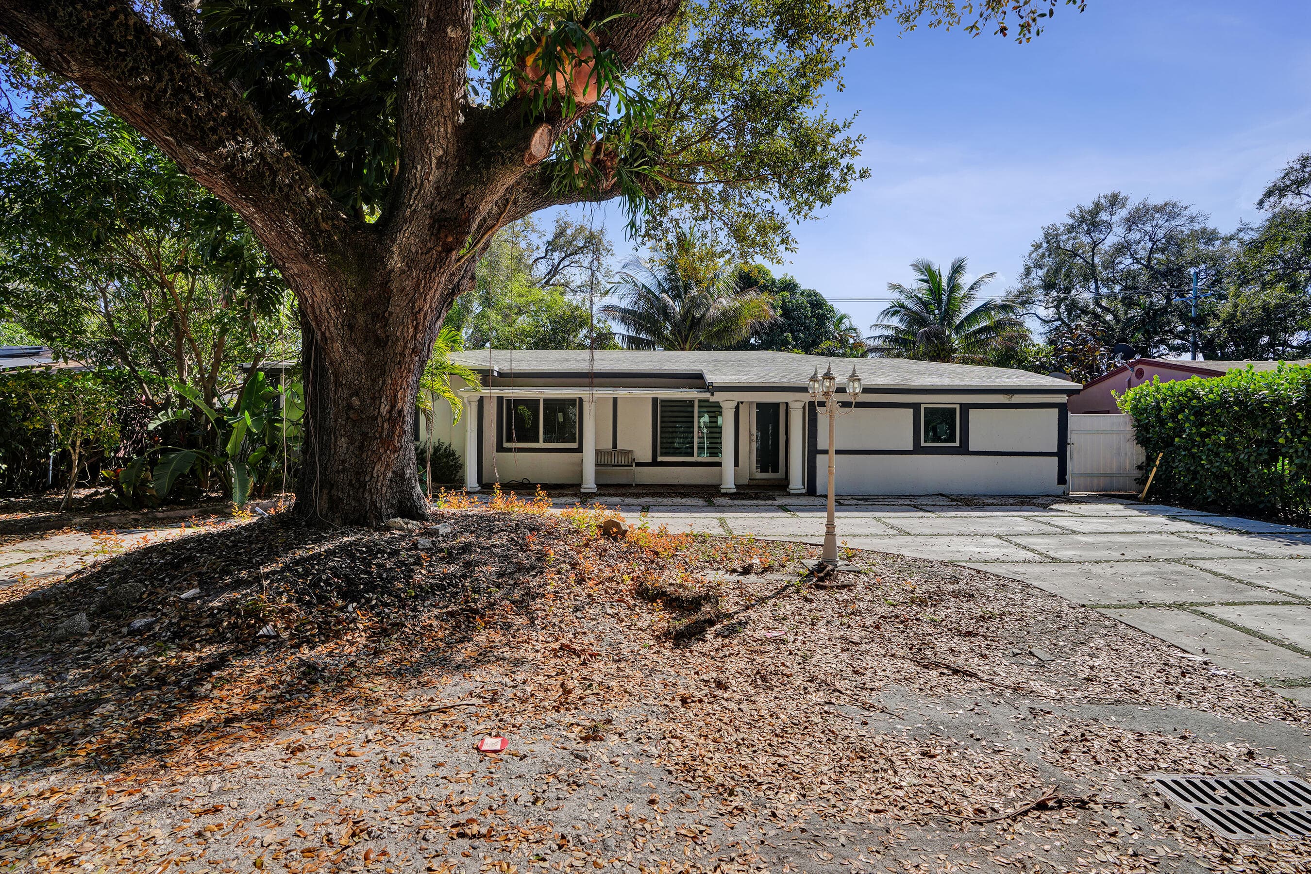 640 NE 160th Street, Miami, FL 33162 — photo 1 of 27