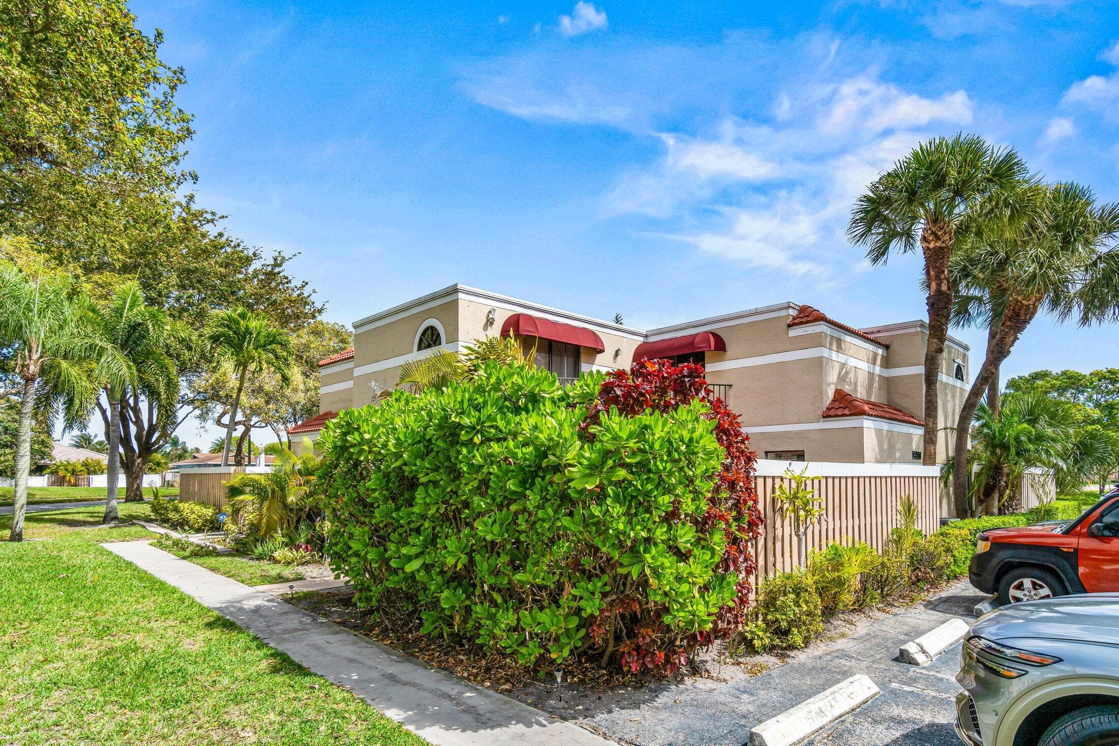 3900 Village Drive D, Delray Beach, FL 33445 — photo 4 of 43