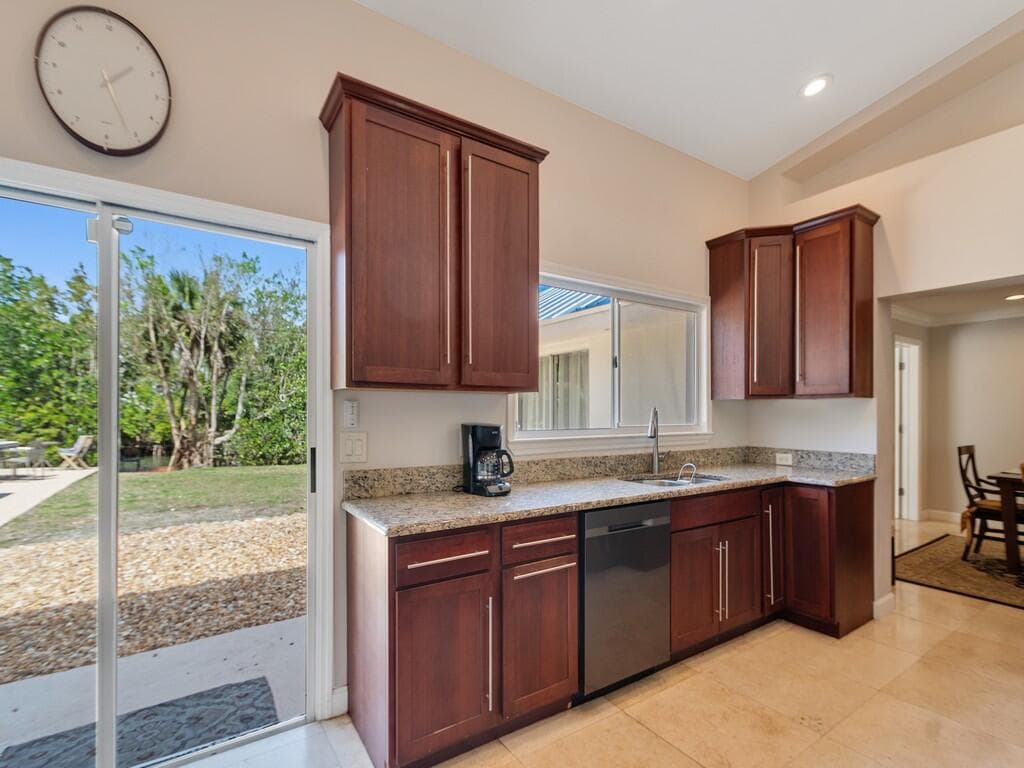 527 E Causeway Boulevard, Vero Beach, FL 32963 — photo 7 of 29