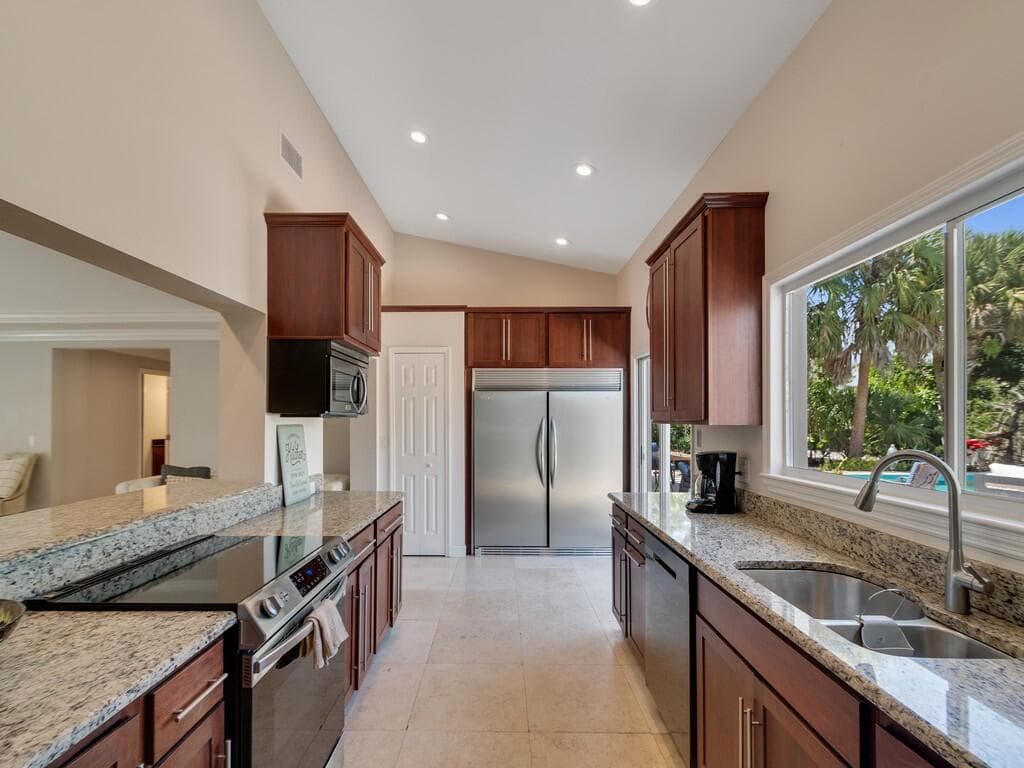 527 E Causeway Boulevard, Vero Beach, FL 32963 — photo 9 of 29