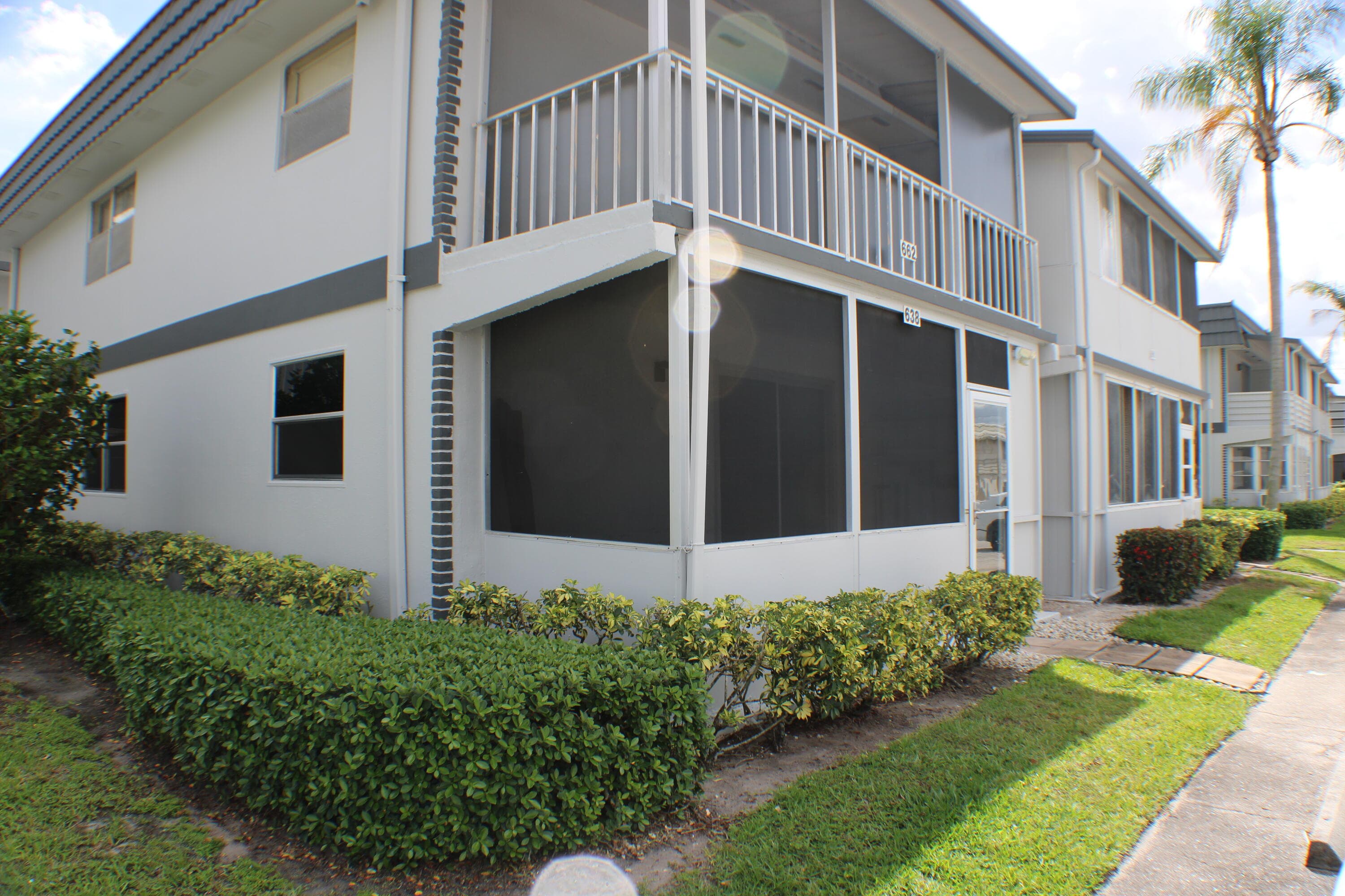 638 Saxony N, Delray Beach, FL 33446 — photo 3 of 10