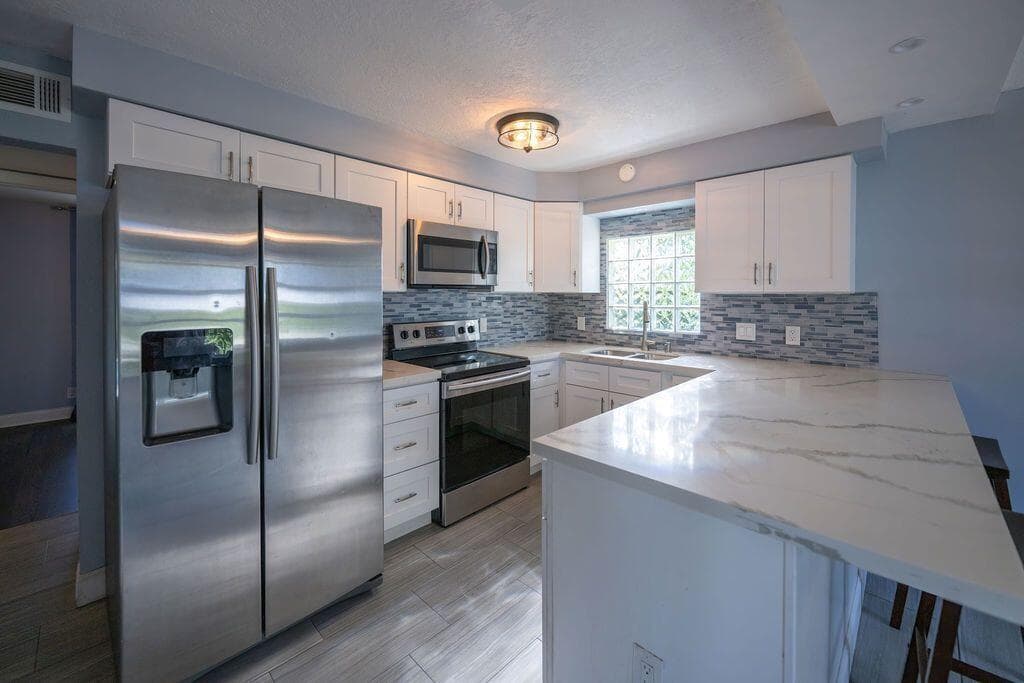 902 NE 34th Street, Oakland Park, FL 33334 — photo 17 of 64