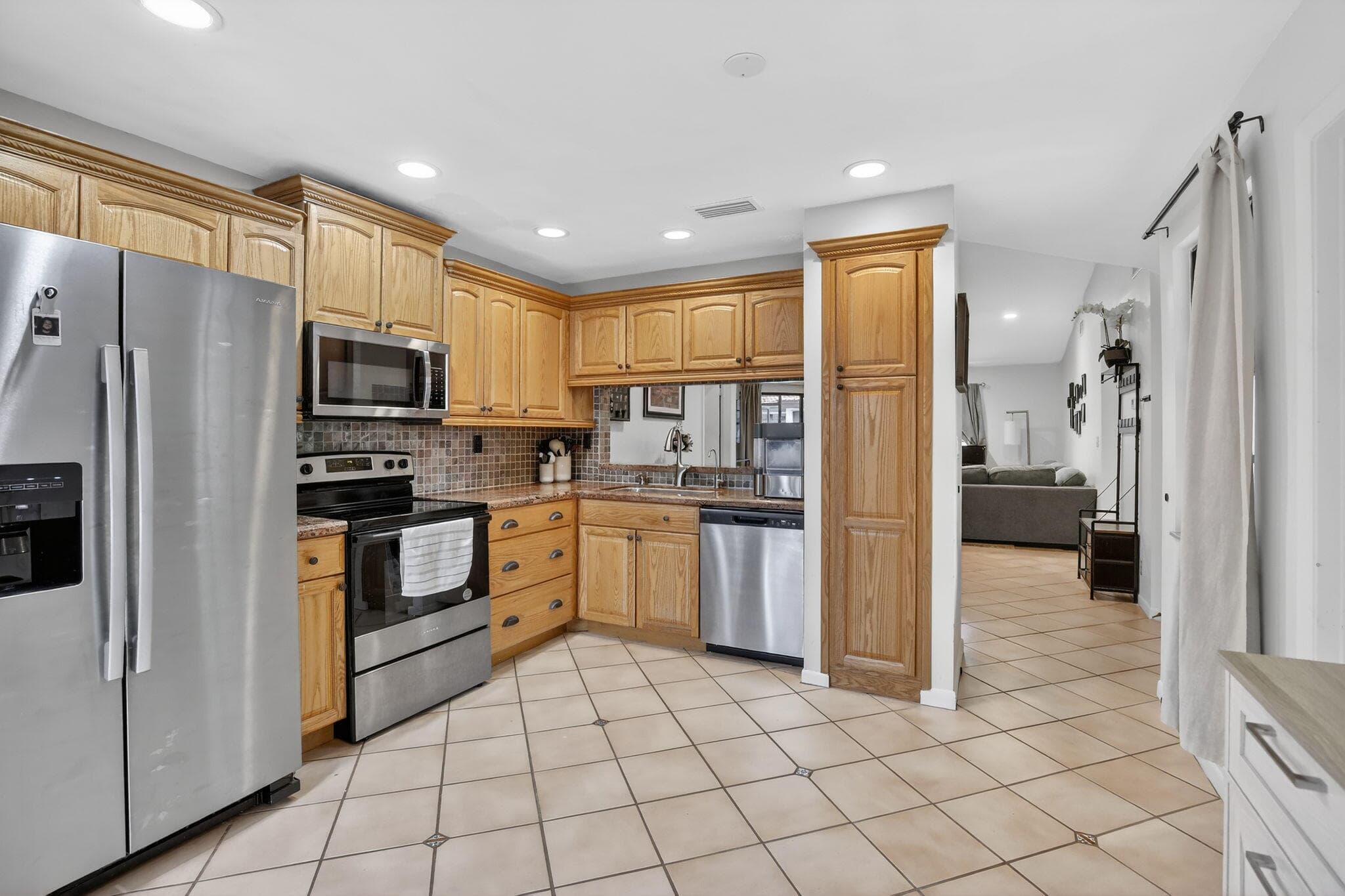 8841 W Sunrise Boulevard, Plantation, FL 33322 — photo 4 of 19