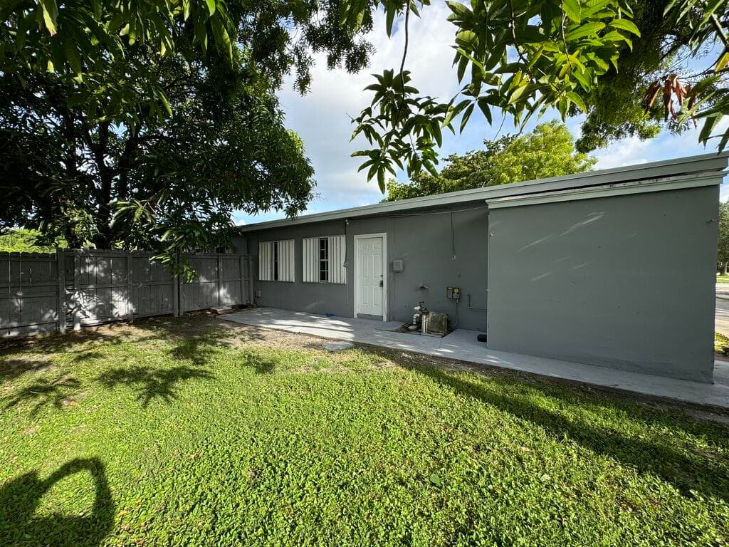 7025 NW 15th Street B, Plantation, FL 33313 — photo 1 of 9