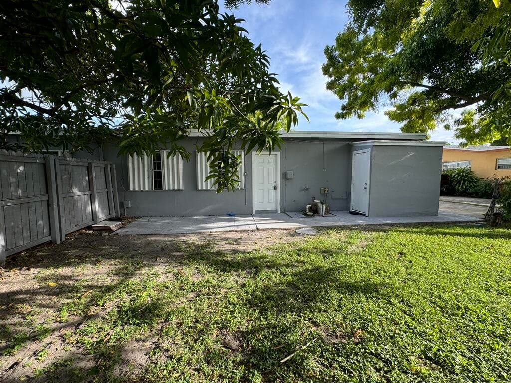 7025 NW 15th Street B, Plantation, FL 33313 — photo 2 of 9