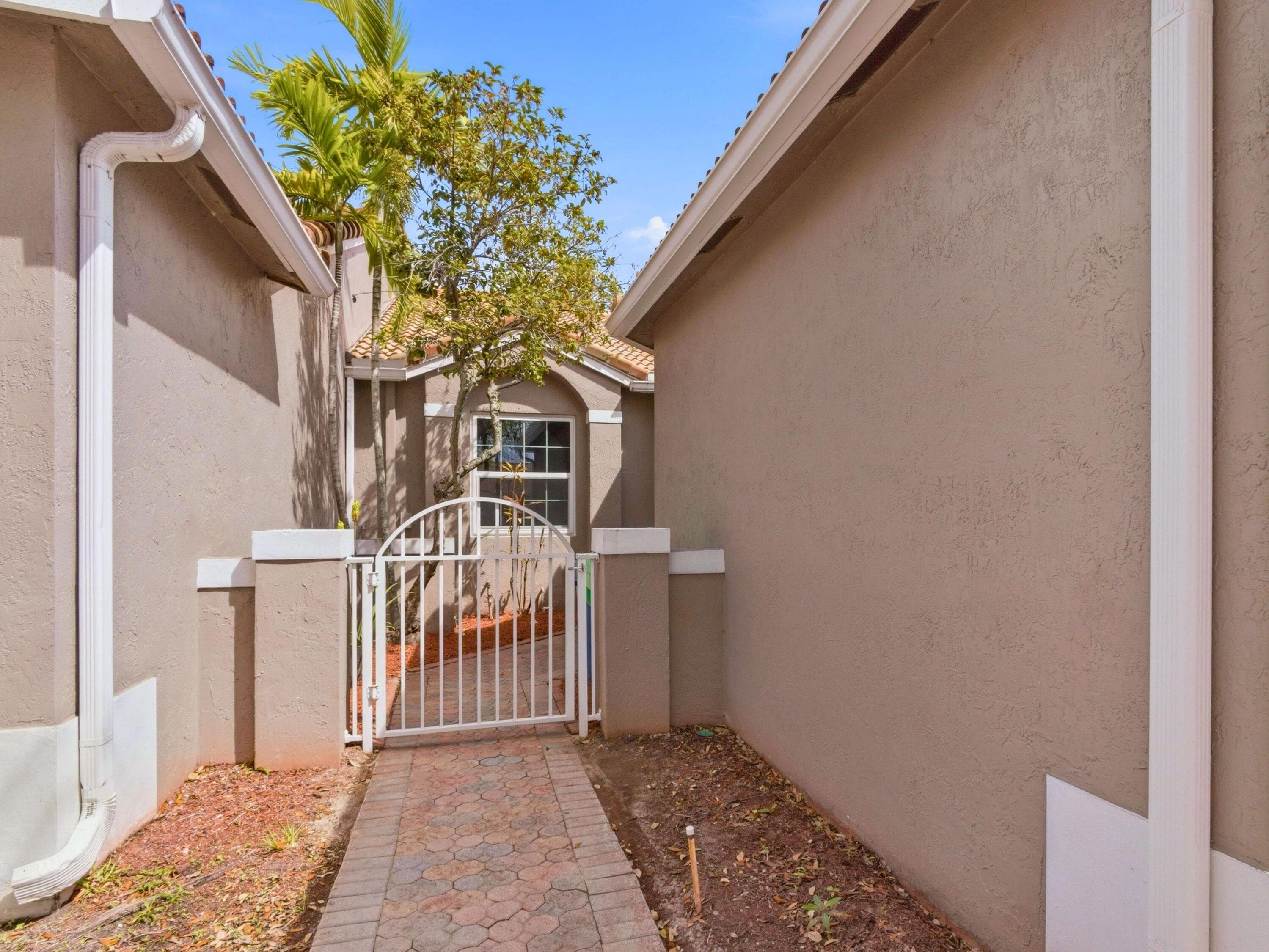 2920 E Aragon Boulevard 3, Sunrise, FL 33313 — photo 2 of 52