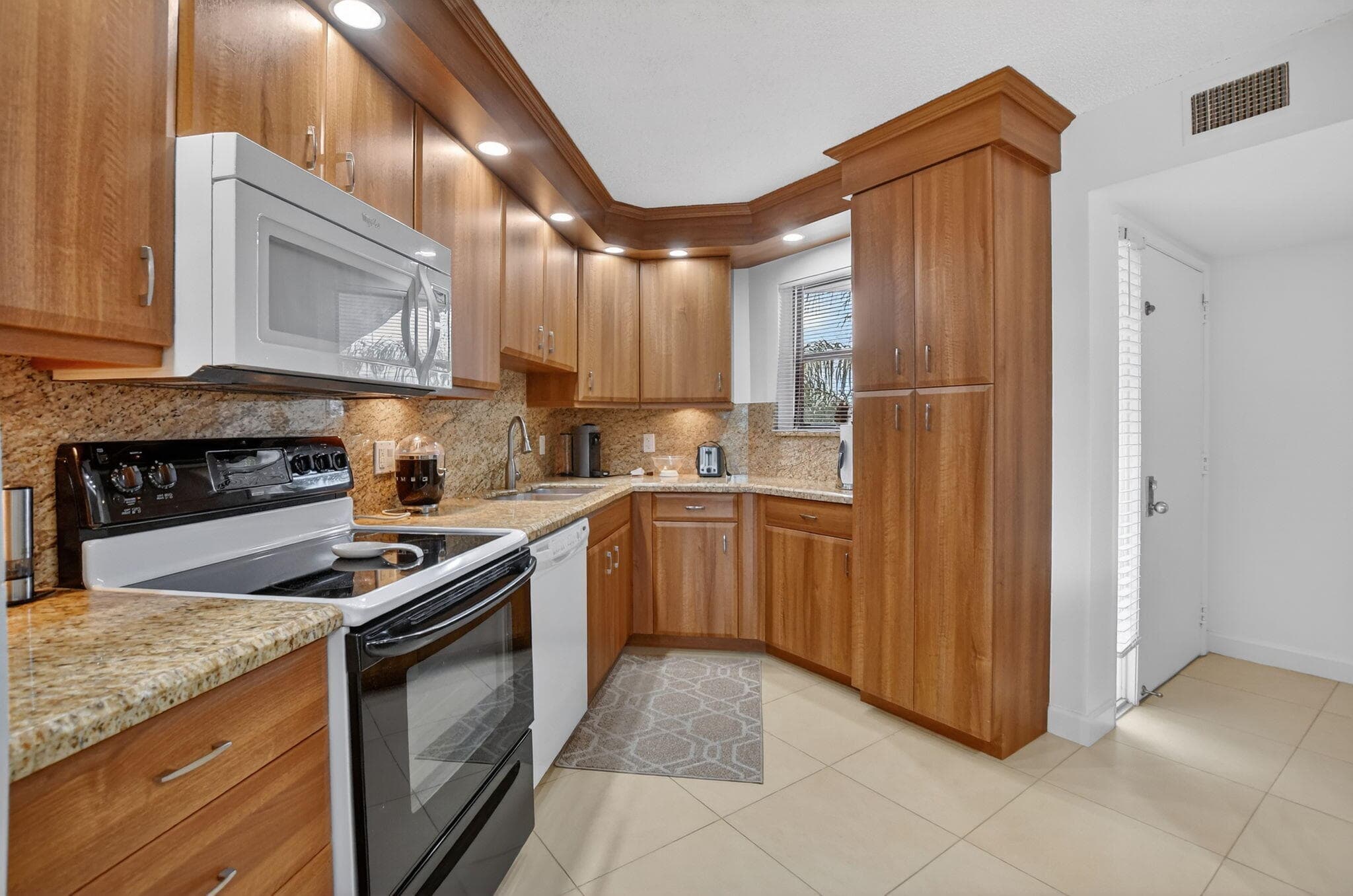 5851 Camino Del Sol 402, Boca Raton, FL 33433 — photo 9 of 38