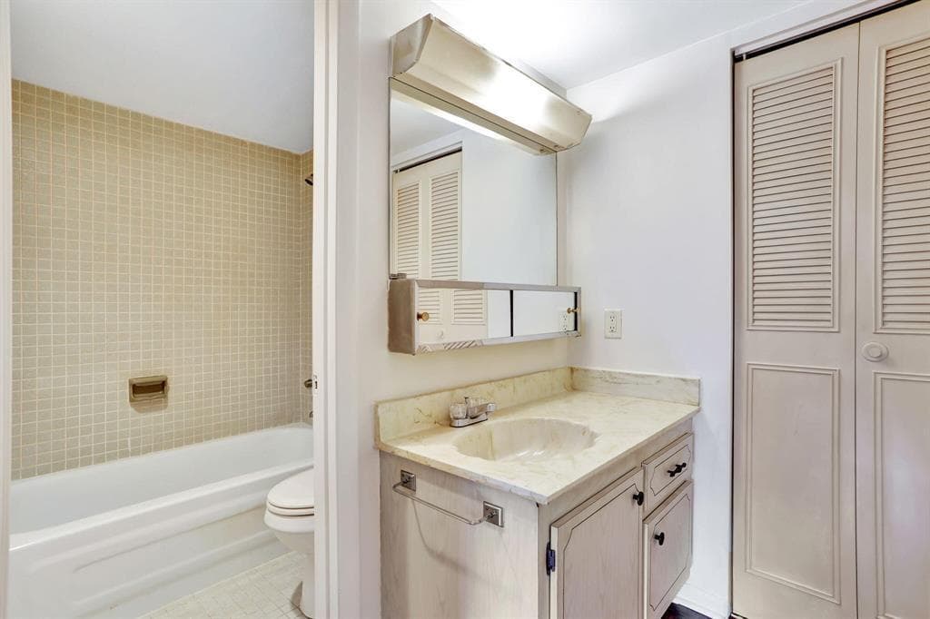 860 SE 6th Avenue 303, Deerfield Beach, FL 33441 — photo 24 of 35
