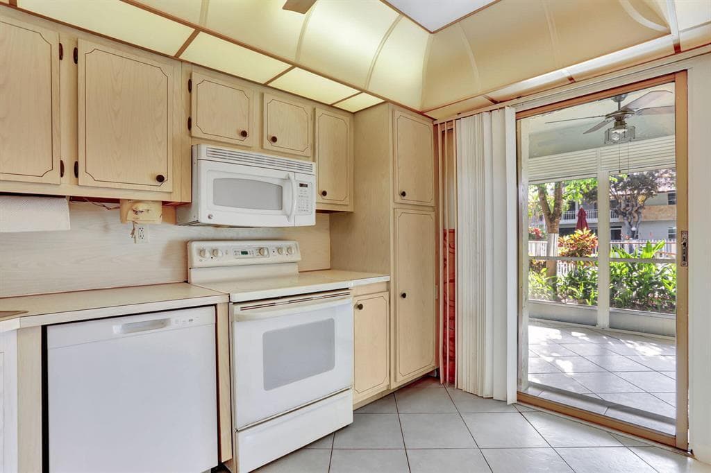860 SE 6th Avenue 303, Deerfield Beach, FL 33441 — photo 28 of 35