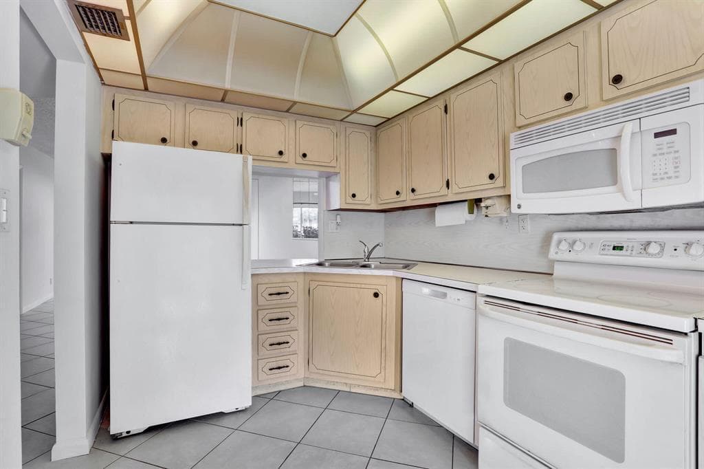 860 SE 6th Avenue 303, Deerfield Beach, FL 33441 — photo 29 of 35