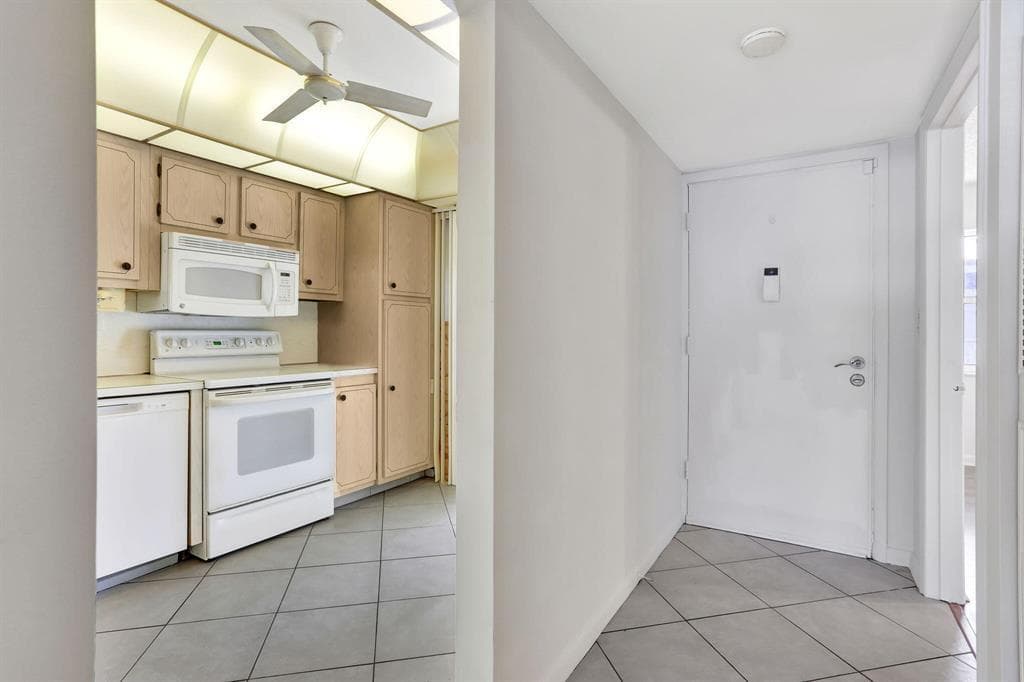 860 SE 6th Avenue 303, Deerfield Beach, FL 33441 — photo 30 of 35