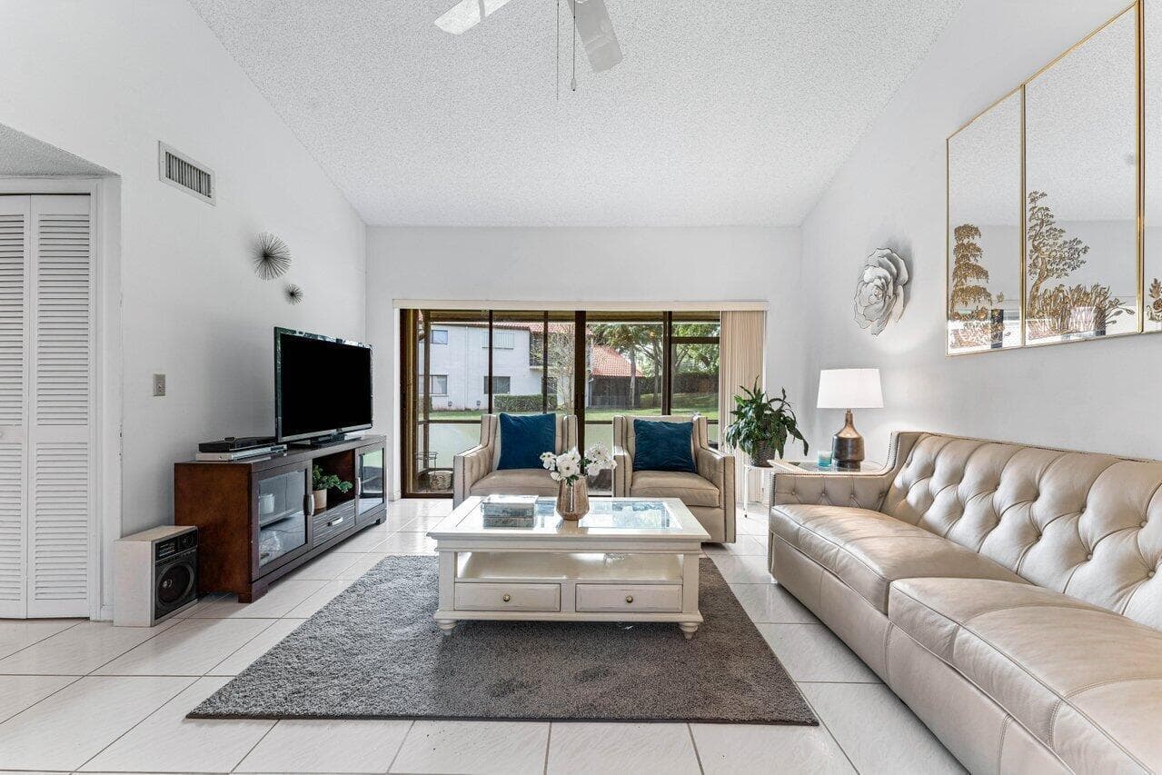 10 Via De Casas Sur 104, Boynton Beach, FL 33426 — photo 1 of 39