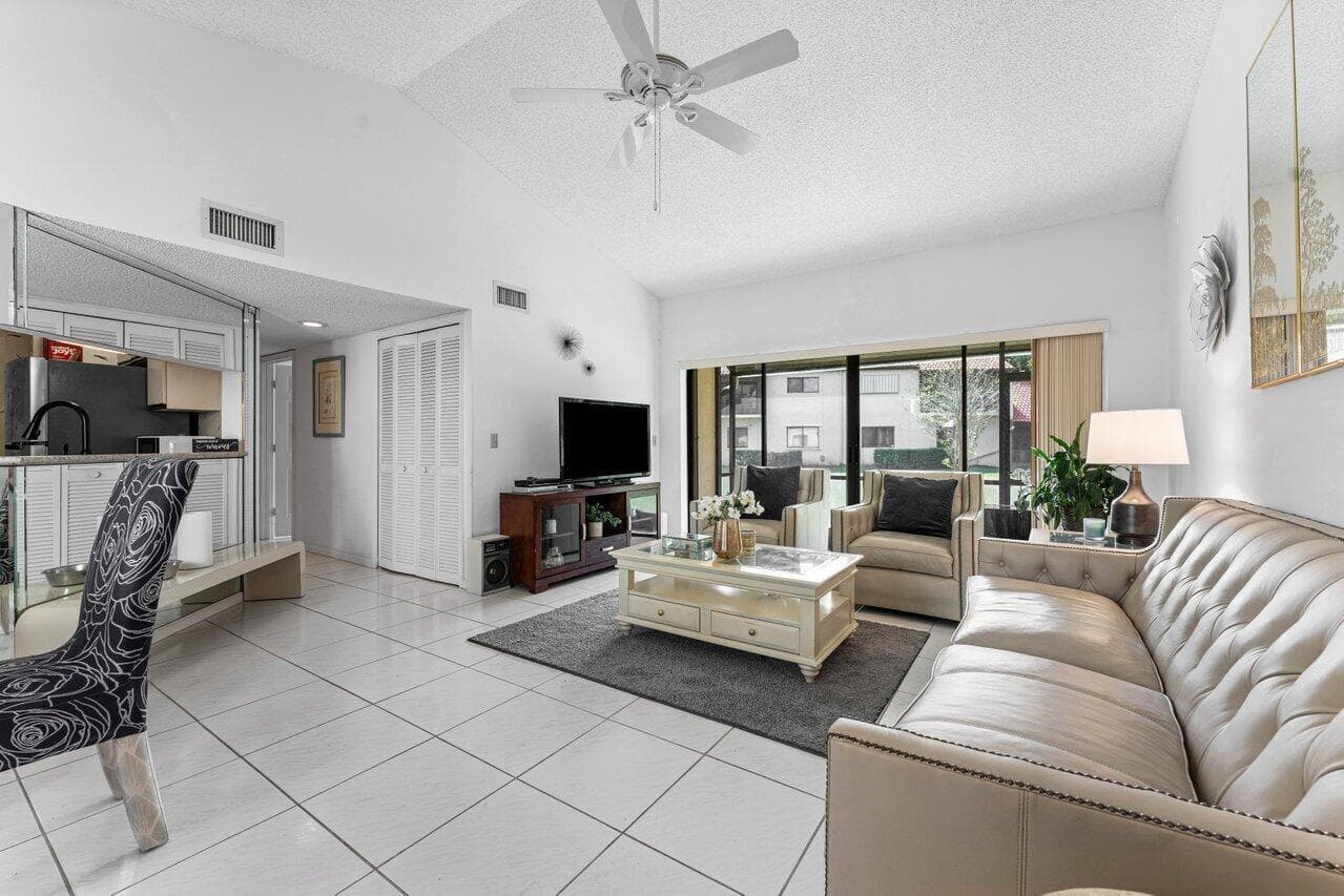 10 Via De Casas Sur 104, Boynton Beach, FL 33426 — photo 4 of 39