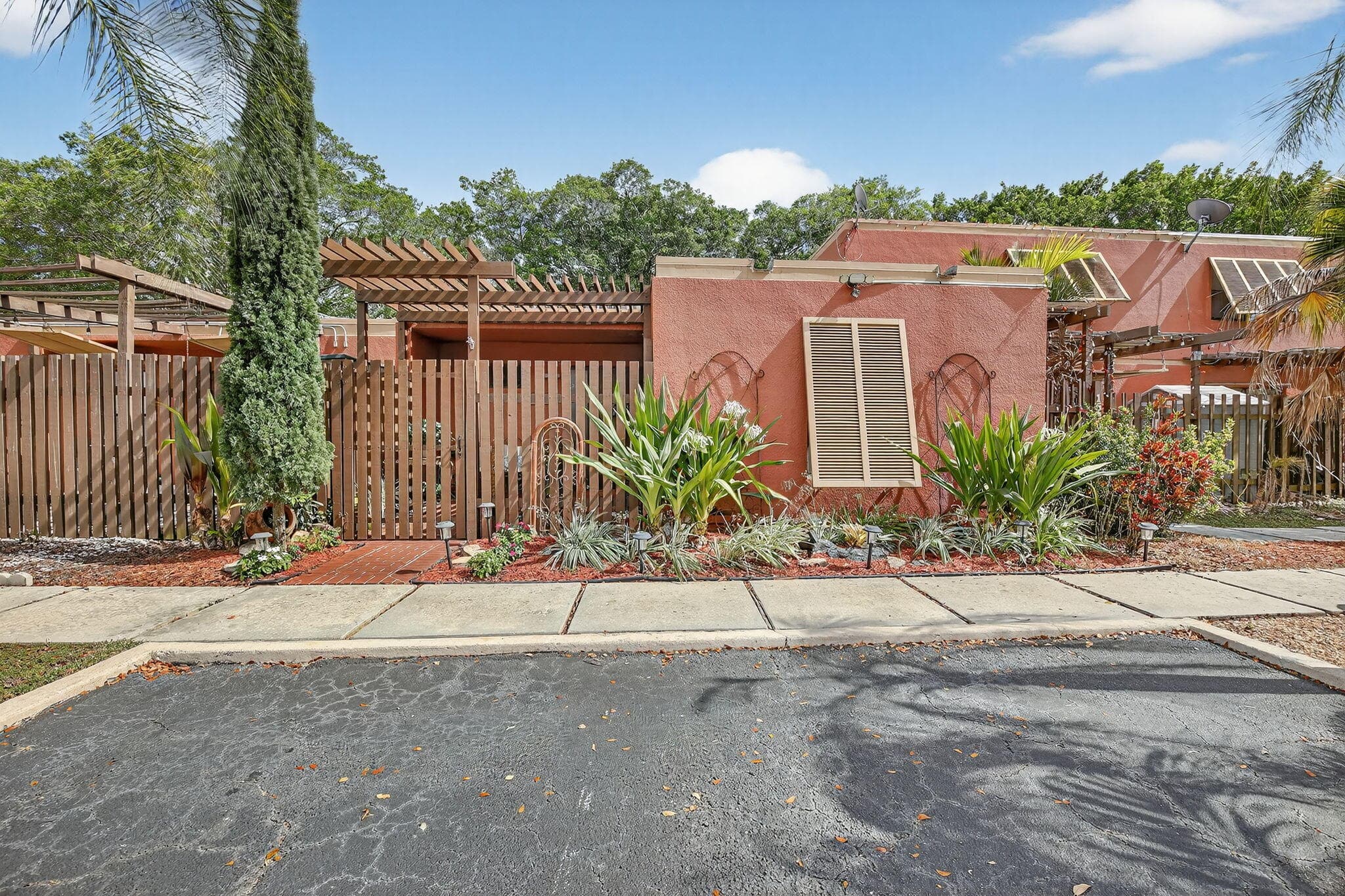 1533 Fairway Road, Pembroke Pines, FL 33026 — photo 1 of 38