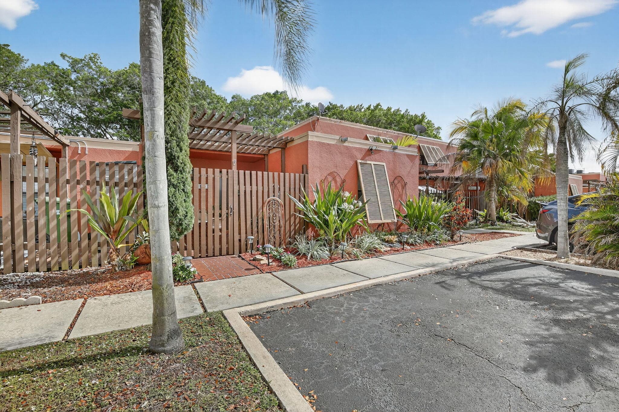 1533 Fairway Road, Pembroke Pines, FL 33026 — photo 2 of 38
