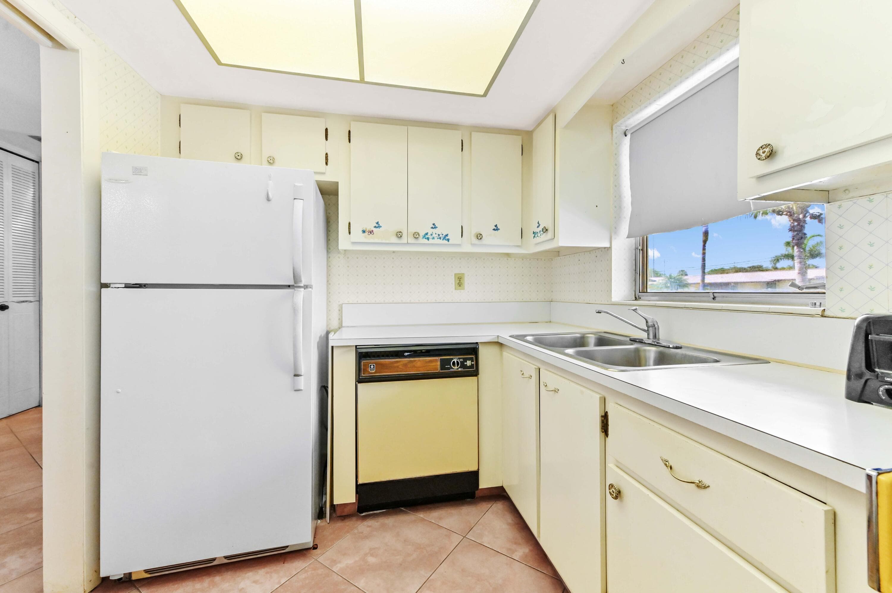2915 Crosley Drive W Unit B, West Palm Beach, FL 33415 — photo 5 of 22