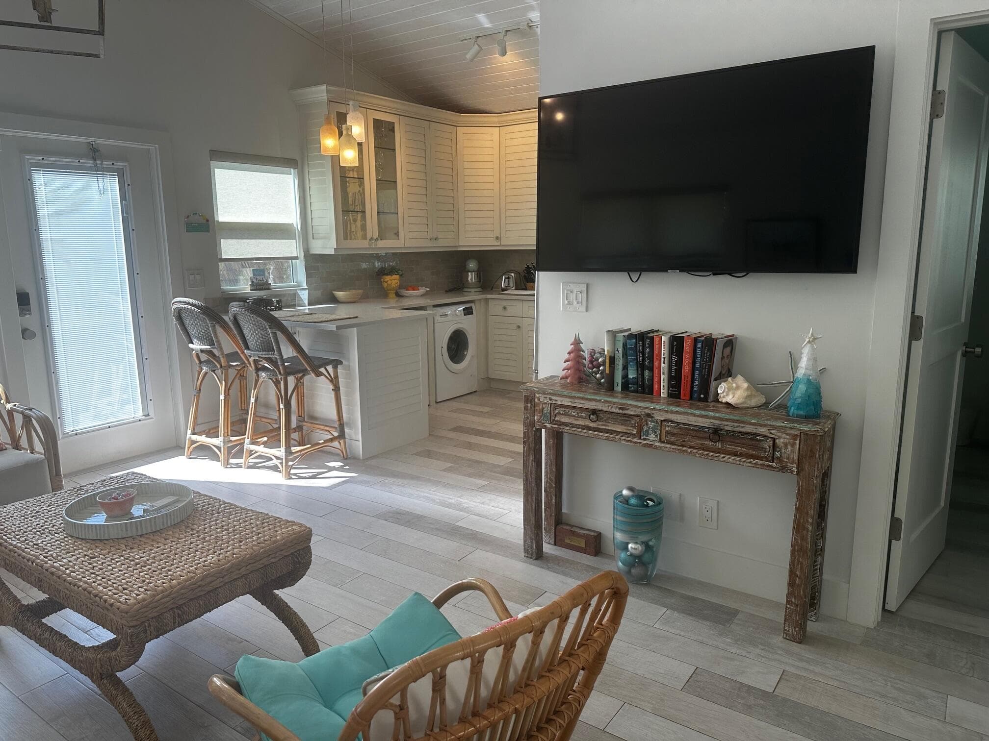 323 NE 7th Avenue B, Delray Beach, FL 33483 — photo 4 of 16