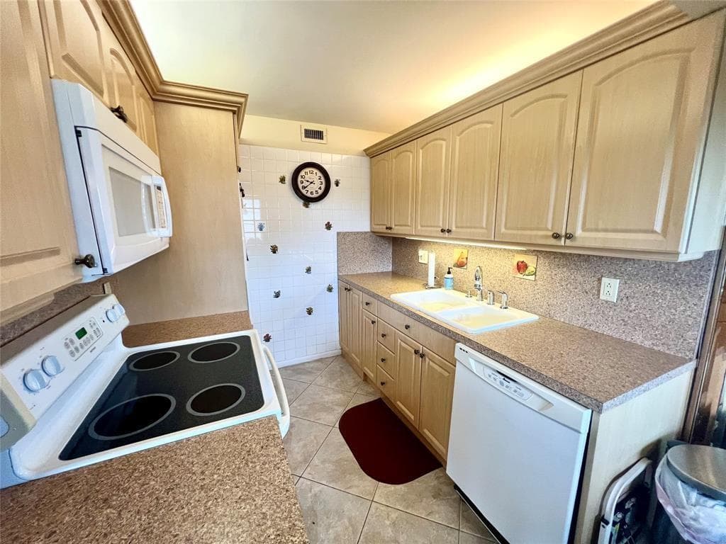 4159 Cambridge G 4159, Deerfield Beach, FL 33442 — photo 3 of 46