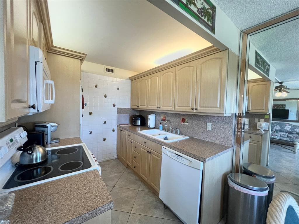 4159 Cambridge G 4159, Deerfield Beach, FL 33442 — photo 5 of 46