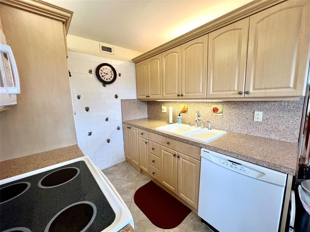 4159 Cambridge G 4159, Deerfield Beach, FL 33442 — photo 6 of 46