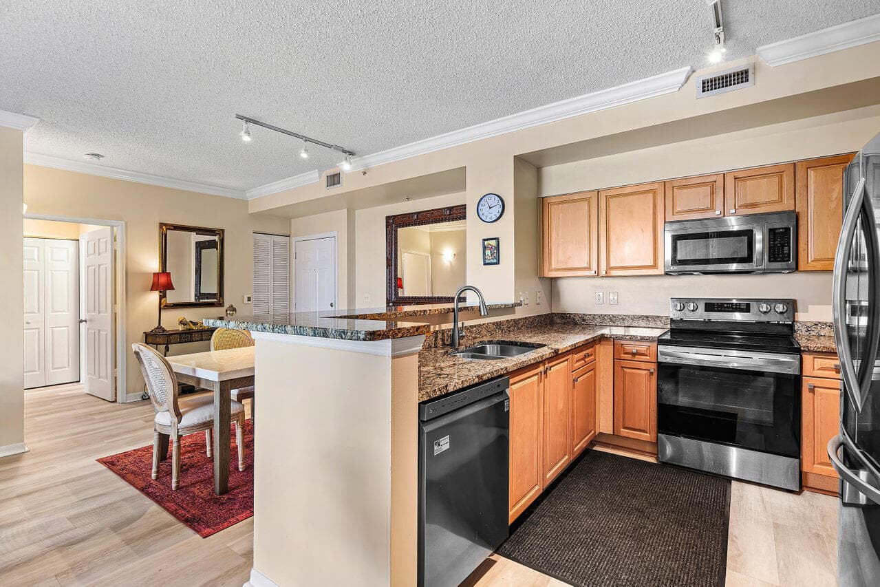 616 Clearwater Park Road 1206, West Palm Beach, FL 33401 — photo 7 of 33