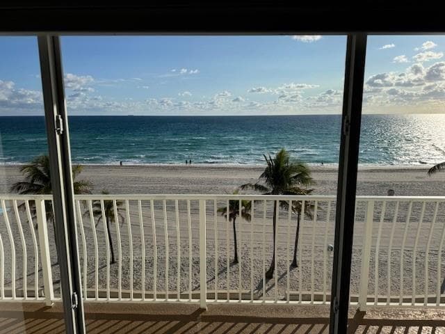 300 Oregon Street 601, Hollywood, FL 33019 — photo 2 of 3