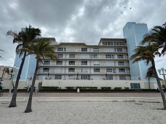 300 Oregon Street 601, Hollywood, FL 33019 — photo 3 of 3