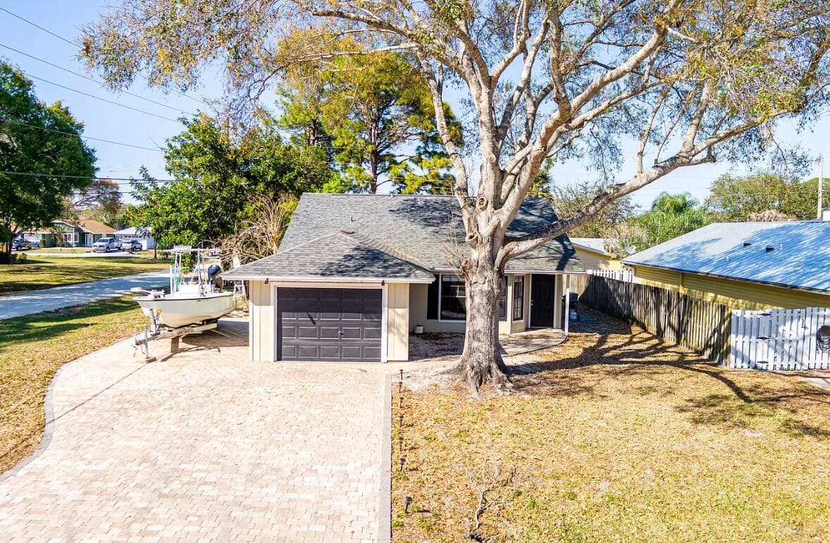 2890 1st Place, Vero Beach, FL 32968 — photo 1 of 24