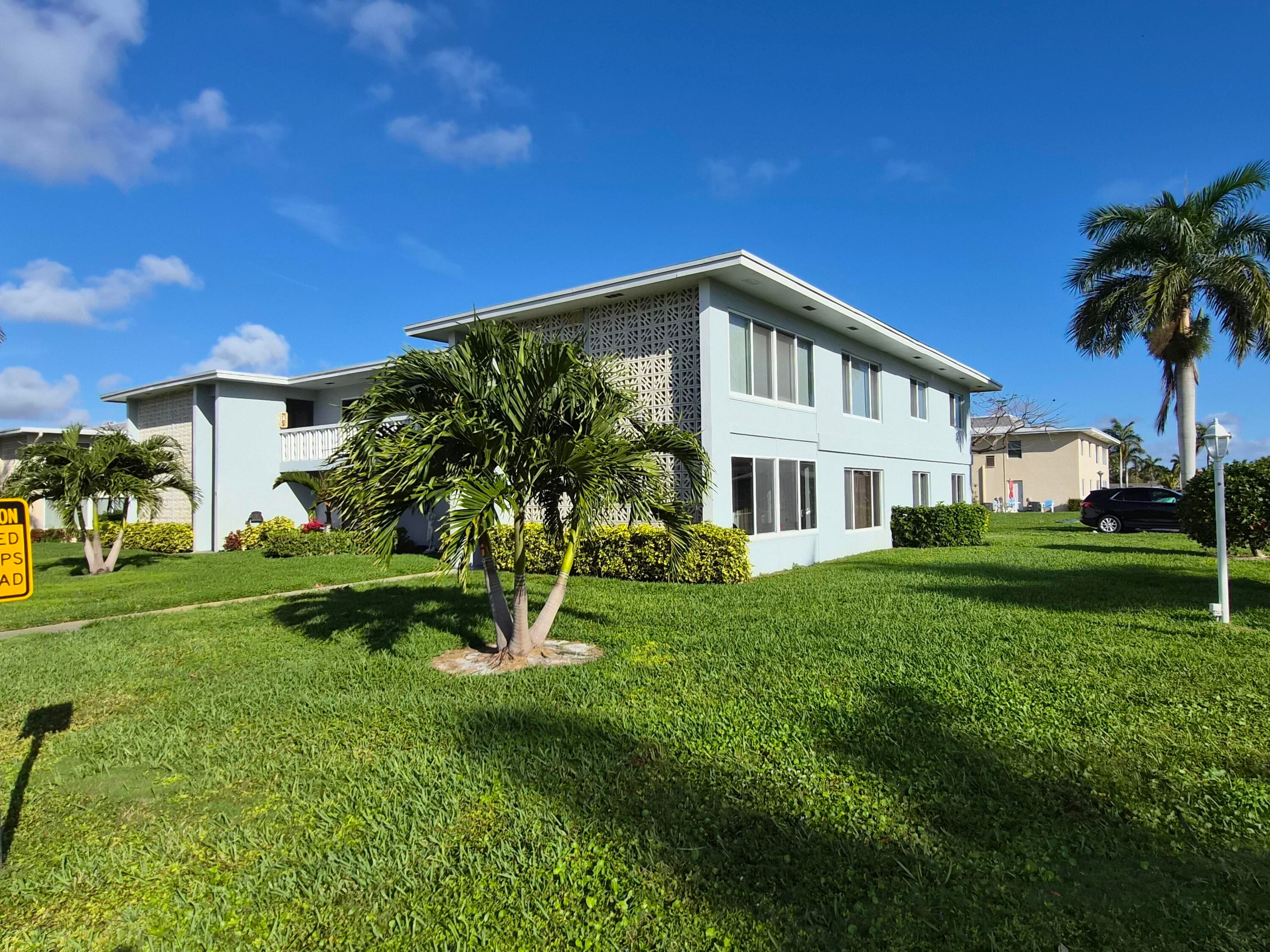 Condominium in Boynton Beach — photo 8 of 17