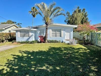 621 NE 3rd Avenue, Delray Beach, FL 33444 — photo 1 of 6
